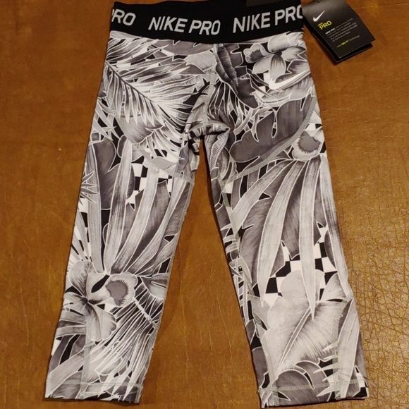 NWT Nike Pro Dry Fit XS Capris - Picture 1 of 4